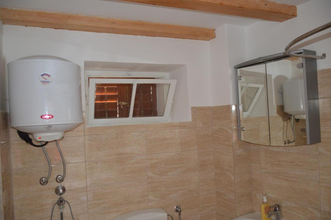 Studio Apartman Kata Prvic Sepurine Exterior foto